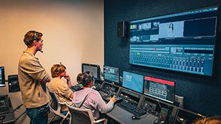 Students_in_production_studio