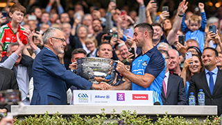 McCarthy presents Sam Maguire to Dublin's James